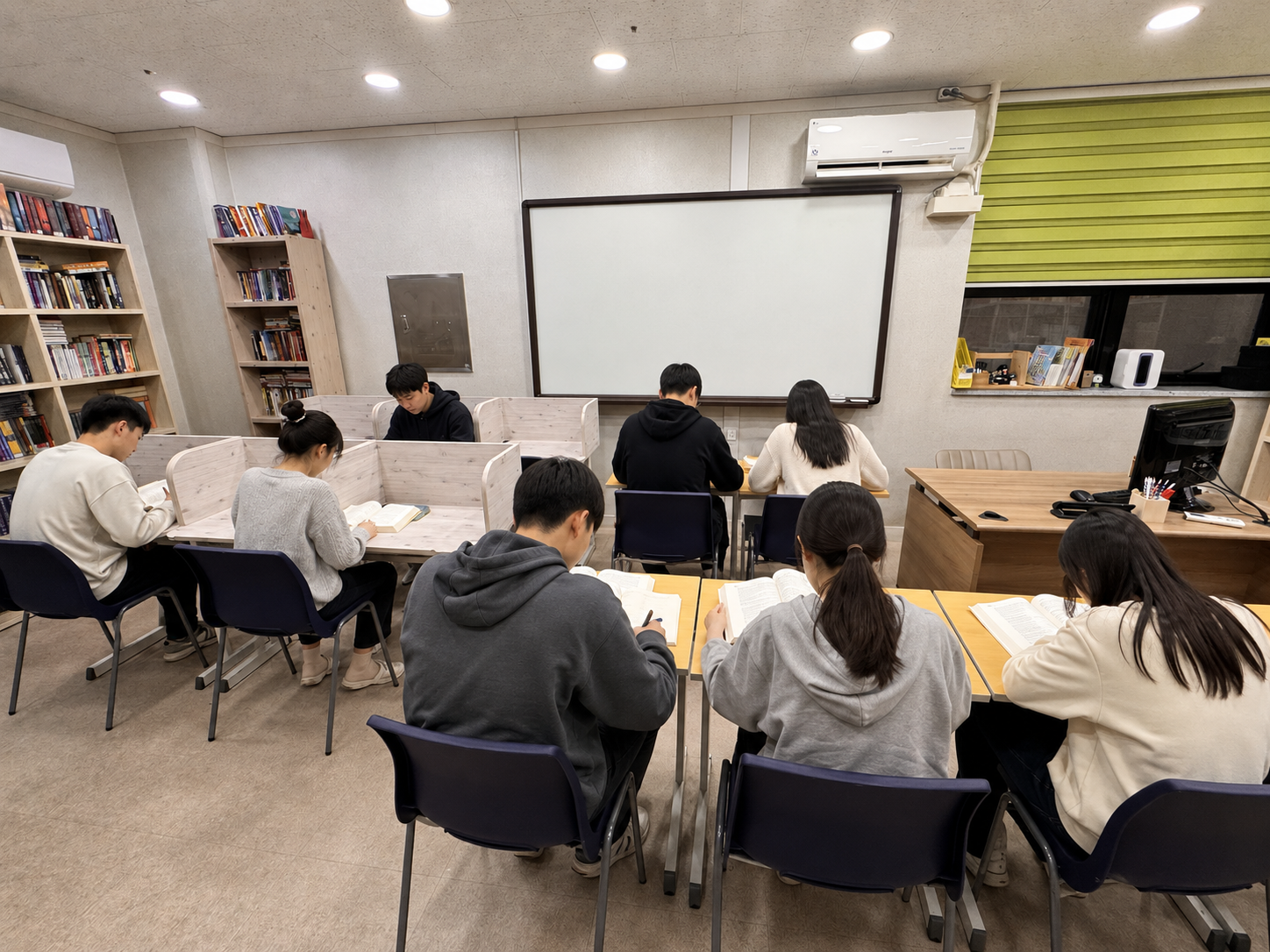 리드마스터학원에서 영어 원서를 읽고 토론하는 학생들